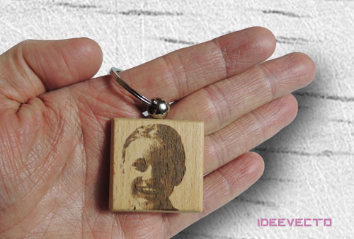 Porte-clés en bois carré dans une main photo enfant
