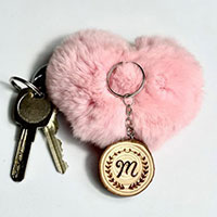 Porte-clés en rondin de bois sur coussin en forme de cœur rose