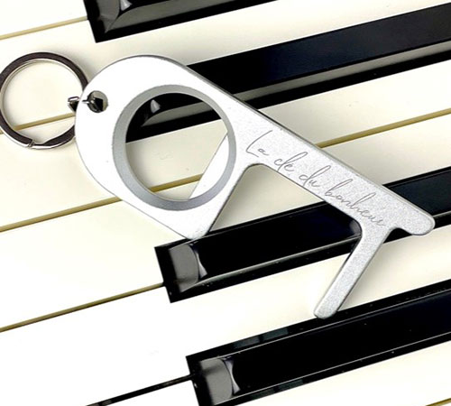 Porte-clés en métal aluminium personnalisé avec un texte gravé dessus
