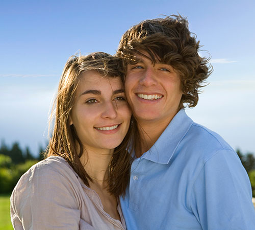 Photo de jeune couple souriant