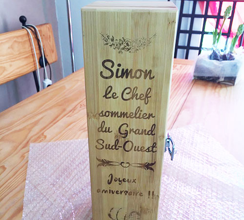 Cadeau d'anniversaire représentant une boite set à vin en bambou gravée personnalisée avec un texte original sur mesure avec une machine laser