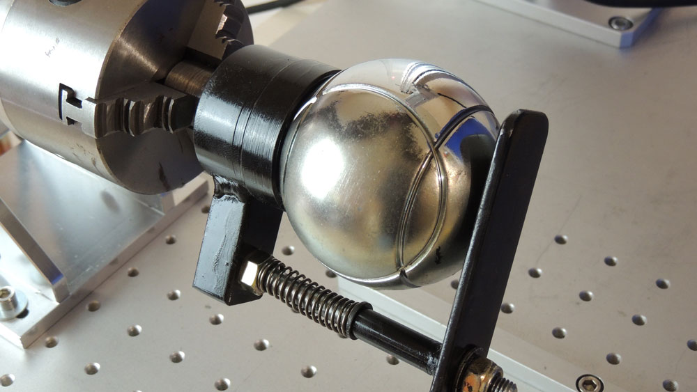 Outil rotatif avec prise de la boule de pétanque pour une gravure laser
