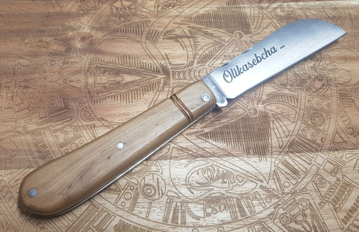Gravure sur le manche d'un couteau Arbalete