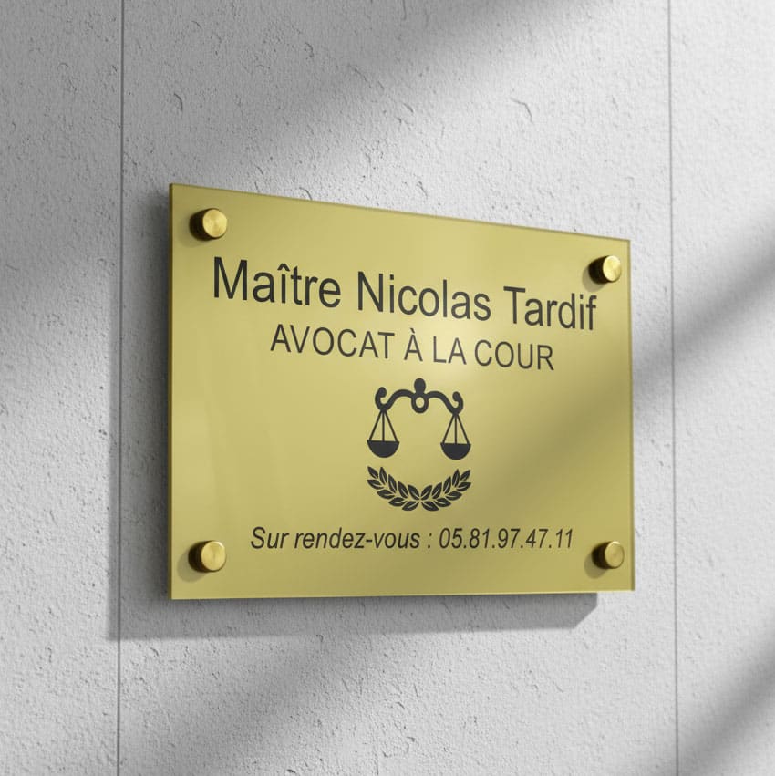 Plaque-Professionnelle-Sur-Mur-Gris